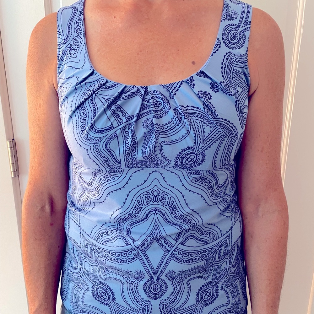 Sleeveless knit shirt